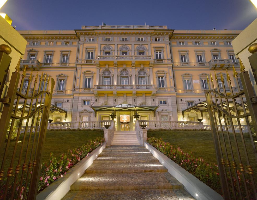 Grand Hotel Palazzo Livorno MGallery Collection Esterno foto The photo shows the exterior of a grand building, likely a hotel or a historic palace. The structure features elegant architecture with multiple windows and balconies. The entrance is marked by a set of wide stairs leading up to large glass doors fra